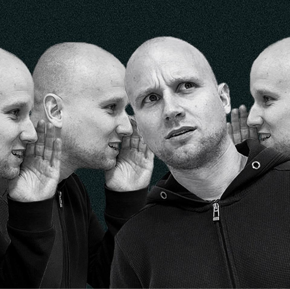 Ilustracja artykułu: Stand-up: Maciej Brudzewski w programie „Podaj