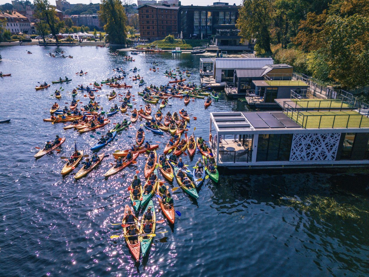 Statkiem, łodzią, houseboat`em, kajakiem, rowerem wodnym… Możliwości jest wiele. Jedno jest pewne – z wody widać inaczej. fot. Justyna Szelągowska