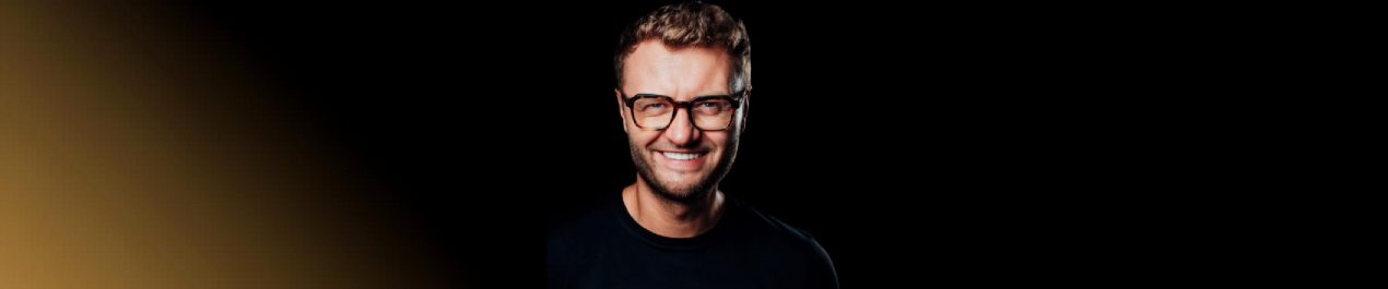 Ilustracja artykułu: Kacper Ruciński – stand-up „Szósty raz